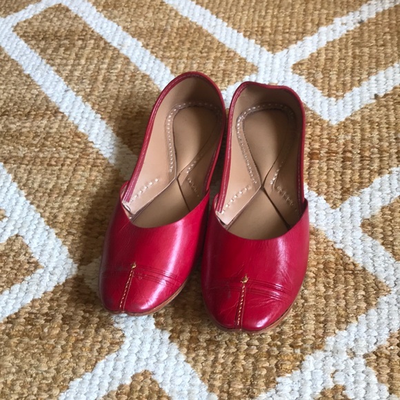 Red leather hand made Indian slippers - Picture 1 of 3